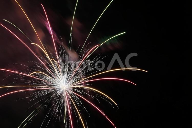 夏の夜を彩る打ち上げ花火 花火,打ち上げ花火,夏の写真素材