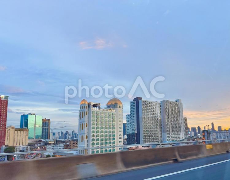 夕暮れのバンコクの車窓 バンコク,空,夕暮れの写真素材