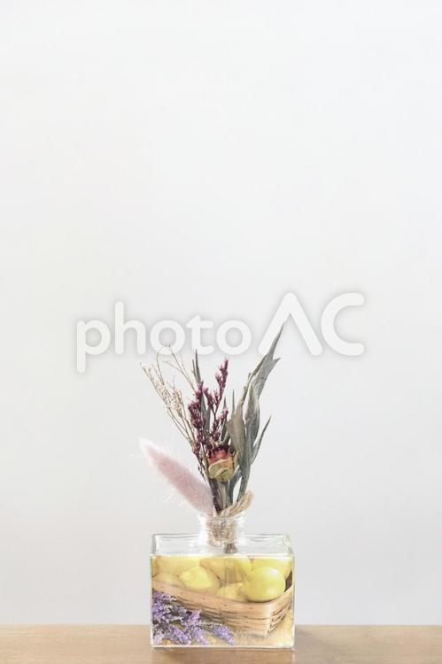 花と花瓶とシンプルな背景　壁紙　インテリア　白 背景,花,ドライフラワーの写真素材