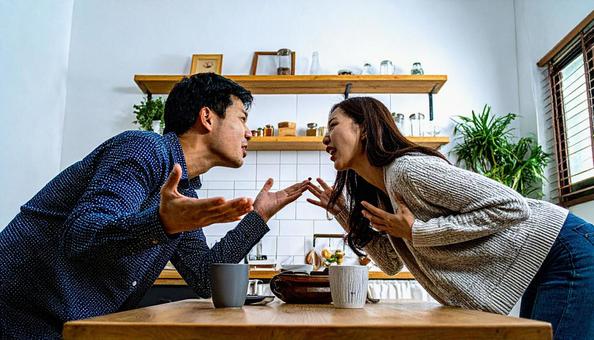 リビングで口論する夫婦・カップル リビングで口論する夫婦・カップルの写真