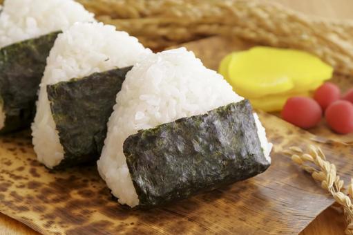 竹の皮に包まれた美味しそうなおにぎり弁当 米,白米,新米の写真素材