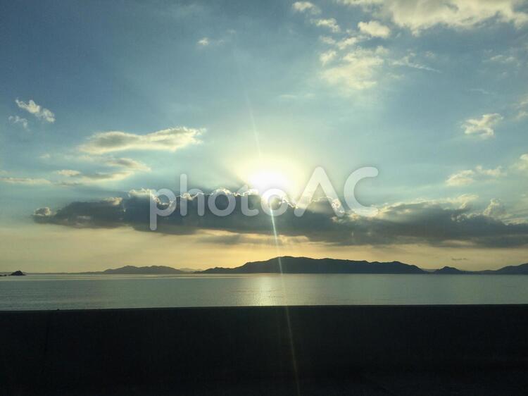 夏の夕暮れ たそがれ,光,反射の写真素材