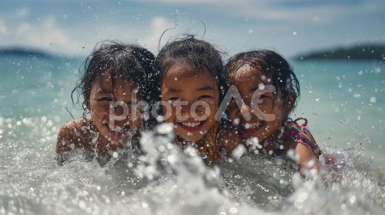 海で遊ぶ笑顔の子供たち 海,波,砂浜の写真素材