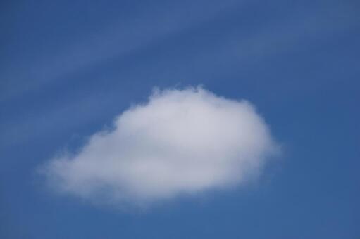 青空に白い雲の浮かぶ空の風景 青空,白い,雲の写真素材