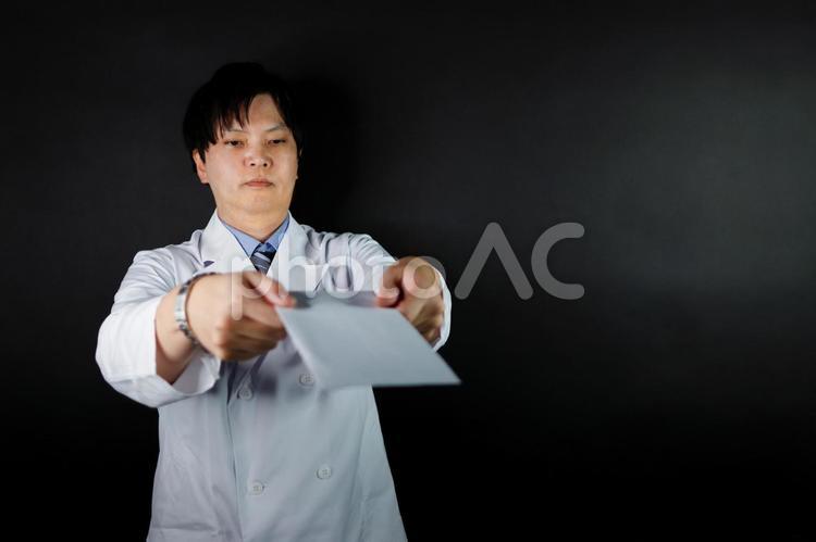 白衣の男性が書類を渡す 男性,白衣,医師の写真素材