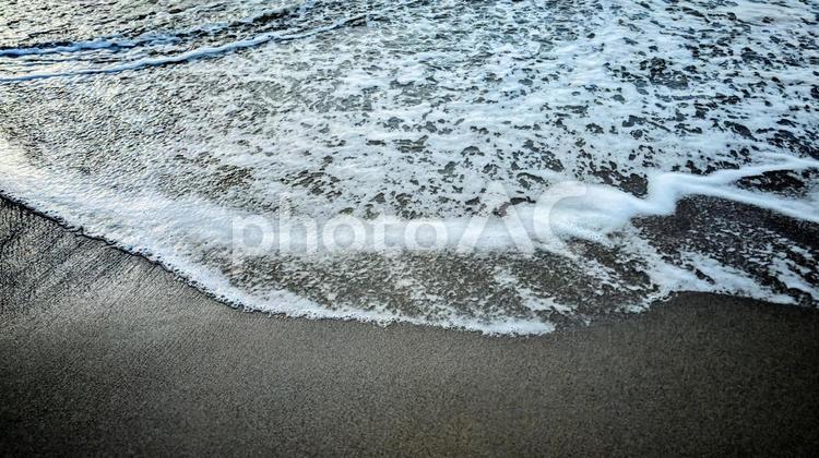 冬の夕方の波打ち際 海,波,砂浜の写真素材