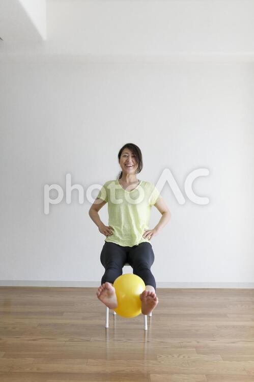 ボールを使ってストレッチ運動をする女性 女性,人物,日本人の写真素材