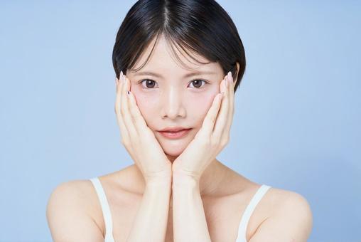 スキンケアをする若い女性 美容,スキンケア,美肌の写真素材