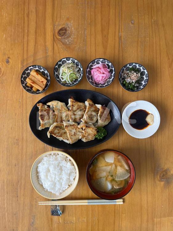 おうちごはん・手作り餃子定食２ 焼き餃子,餃子,ぎょうざの写真素材