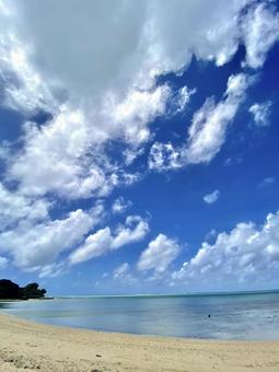 沖縄の夏空 海と空と砂浜 沖縄の夏空 海と空と砂浜の写真