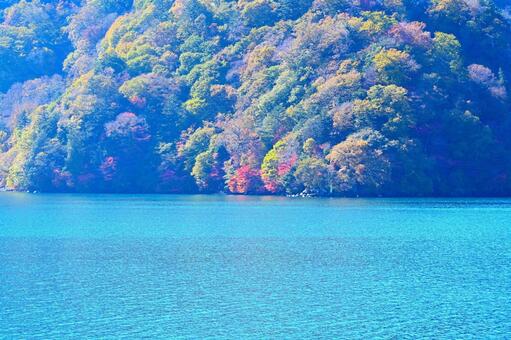 奥日光の紅葉（中禅寺湖、男体山） 紅葉,秋,風景の写真素材
