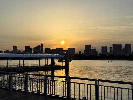 夕暮れのお台場から見た東京の景色 夕暮れのお台場から見た東京の景色の写真