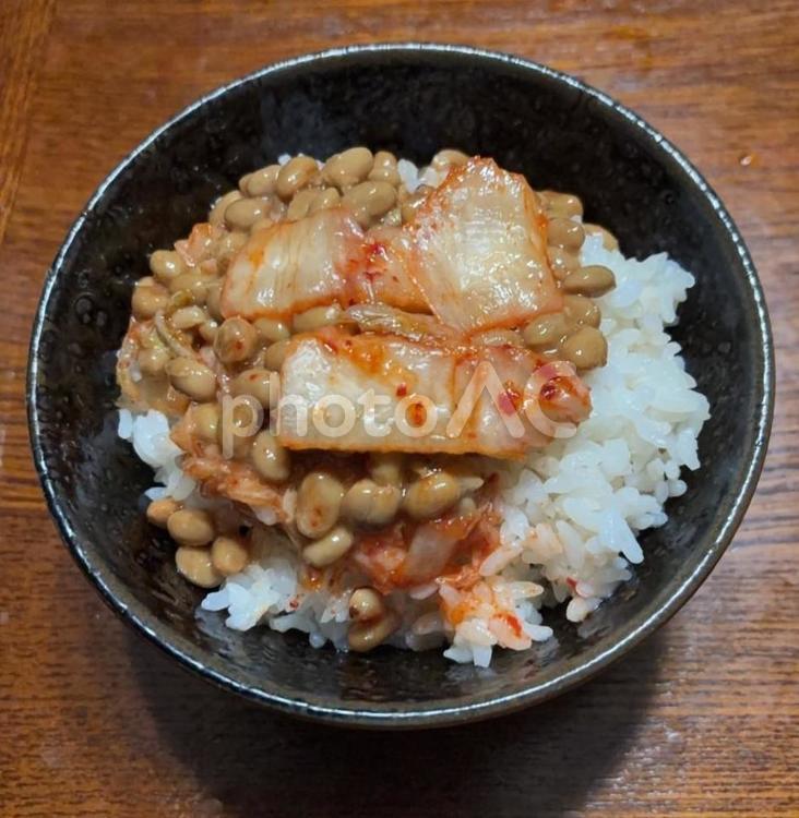 あきたこまち白米ご飯にキムチ納豆の茶碗飯 茶碗飯,あきたこまち,白米の写真素材