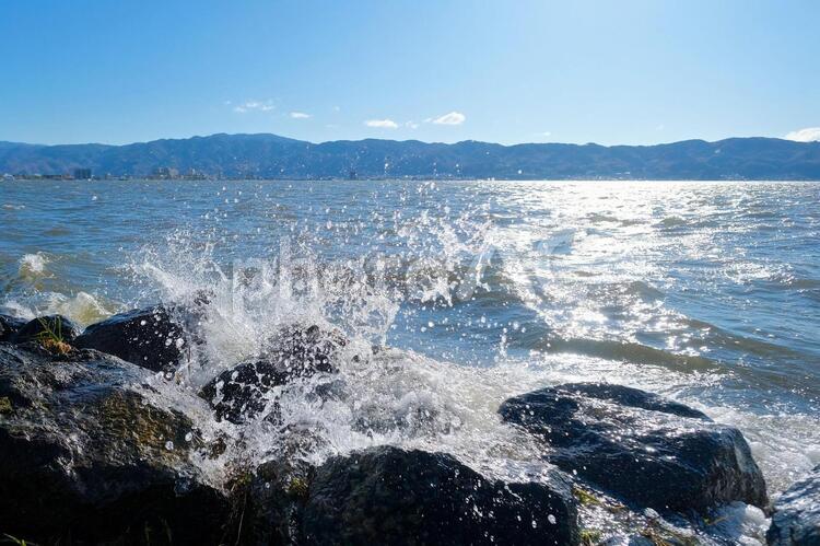湖畔の波しぶき 冬,波,風波の写真素材