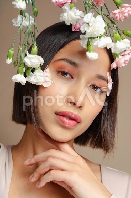 ピンクと白のカーネーションとカメラ目線の女性 女性,カーネーション,白の写真素材