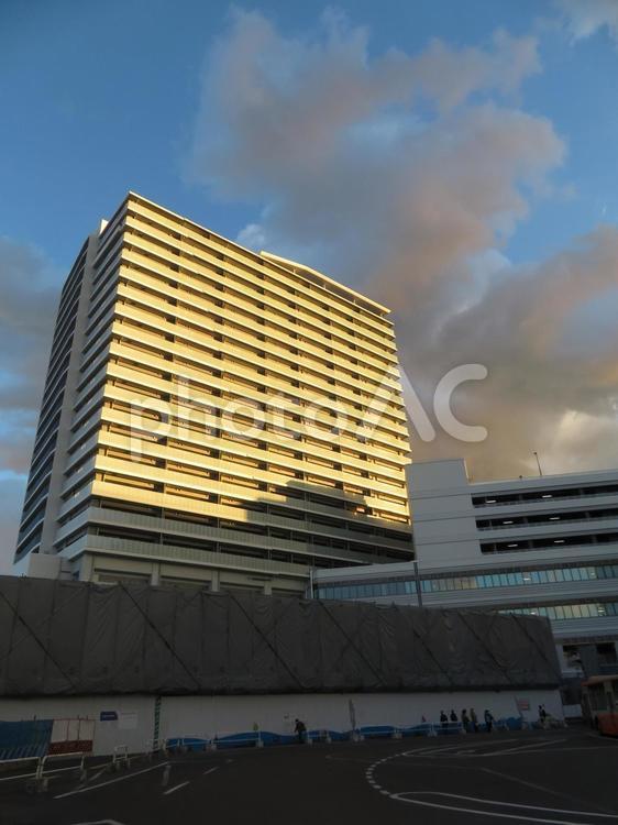 夕日を浴びる建築中の新しいビル群 建物,ビル,建築の写真素材