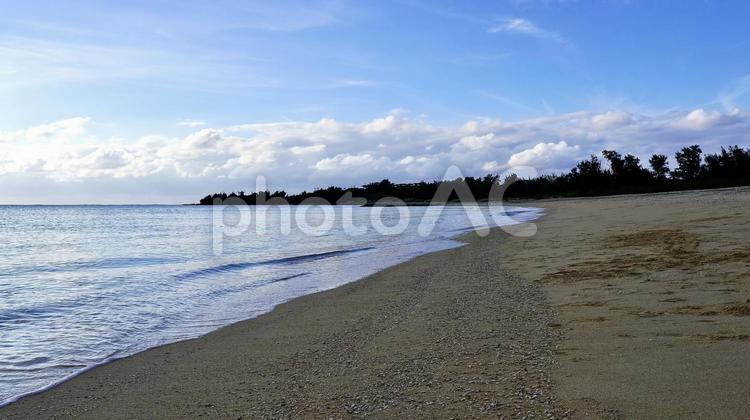 沖縄県伊是名島　曇天の伊是名ビーチ 伊是名,ビーチ,浜の写真素材