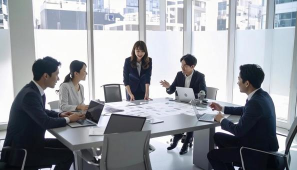 テーブルを囲んで会議するビジネスパーソン テーブルを囲んで会議するビジネスパーソンの写真