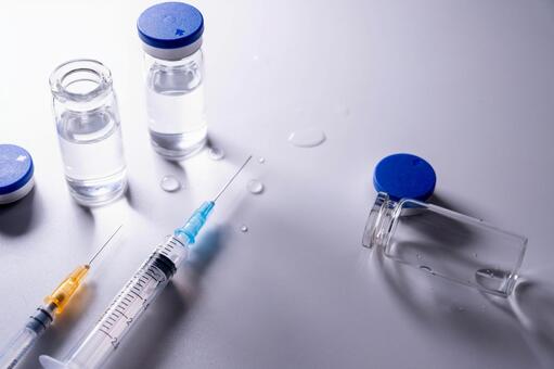 医療用注射器と薬液ボトル 注射器,注射針,ワクチンの写真素材