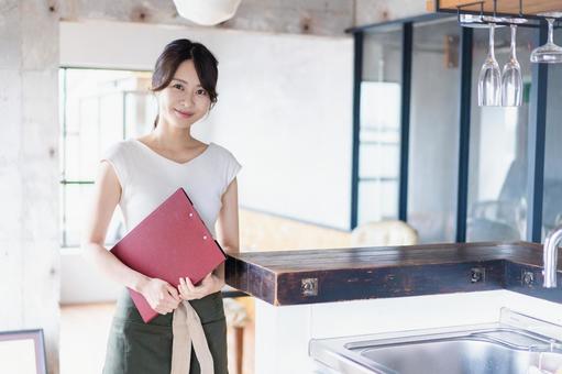 カフェで働く若い女性スタッフ カフェで働く若い女性スタッフ 日本人,お洒落,おもてなしの写真素材
