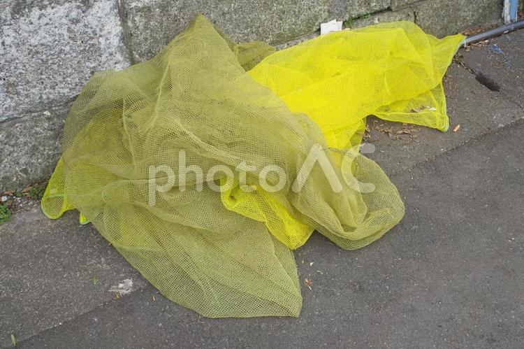 カラス除けネットだけ残るゴミ捨て場 カラス除けネット,ゴミ捨て場,収集所の写真素材