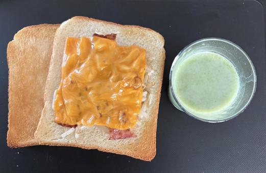 ベーコンにスライスチーズトースト等の昼食 昼食,チーズ,トーストパンの写真素材