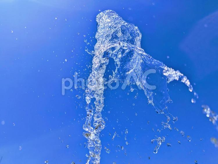 水しぶきと青空9 水しぶき,青空,放水の写真素材