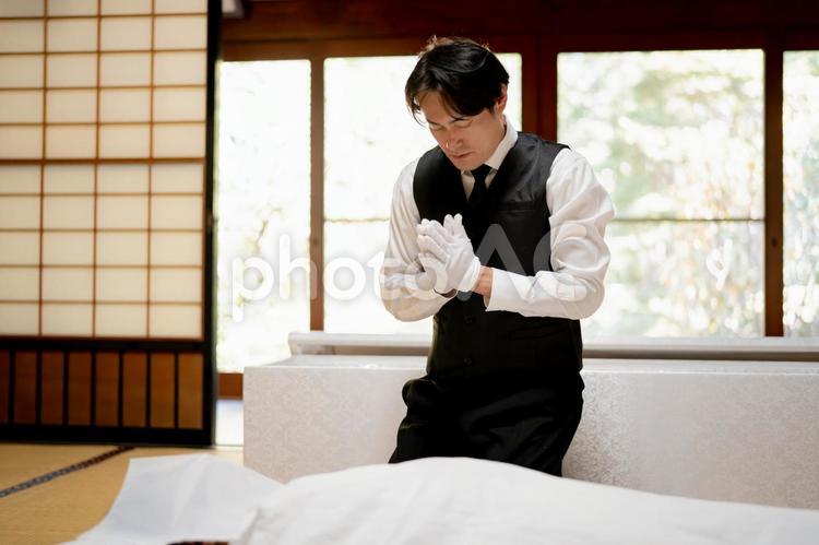 仏衣を着せる葬儀スタッフ（納棺師・男性） 納棺師,美粧衛生師,湯灌師の写真素材