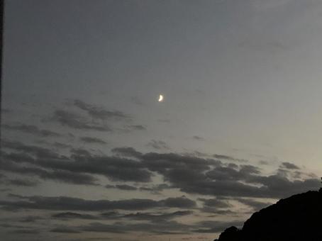 日暮れの月 夜空,夕暮れ,三日月の写真素材