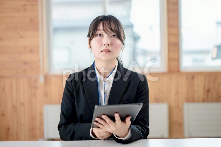 タブレットを使うビジネスウーマン タブレット,女性,ビジネスの写真素材