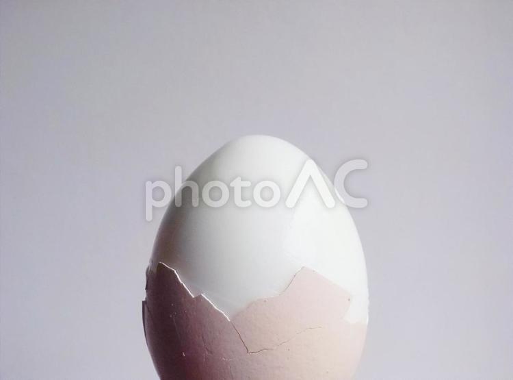 ゆで卵の殻を剥く 1個,たまご,にわとりの写真素材