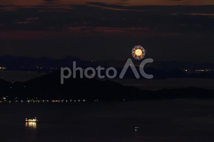 瀬戸内の残照と花火 夕焼け,高松市,瀬戸内海の写真素材