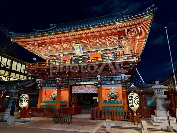 神田明神　夜の隨神門 夜,ライトアップ,明かりの写真素材