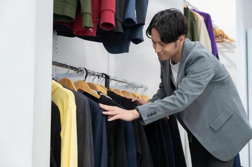 ショッピングをする若い男性 ショッピングをする若い男性 ショッピング,買い物,男性の写真素材