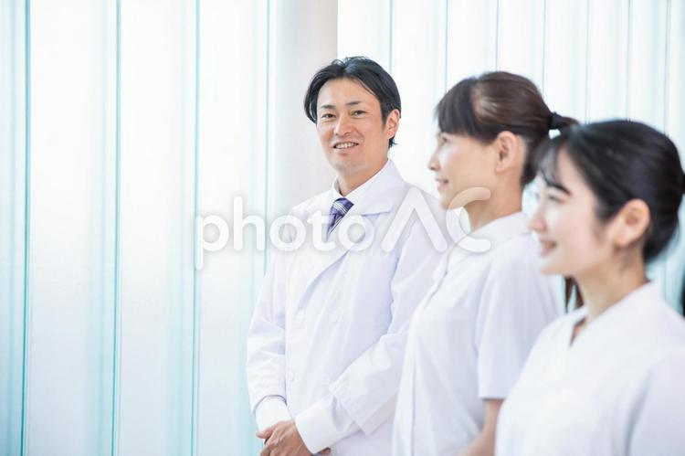 病院にいる医療スタッフ（3人・横顔・医者） 医者,医師,病院の写真素材