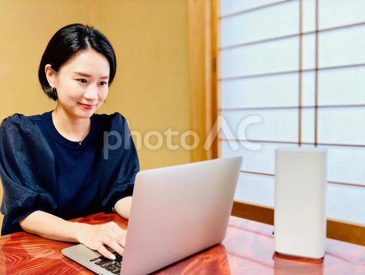 Wi-Fiを使って在宅ワークをする女性 在宅ワーク,wifi,パソコンの写真素材