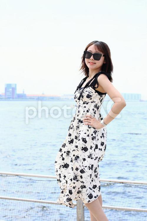 海辺でポーズをとる女性 女性,海辺,ポートレートの写真素材
