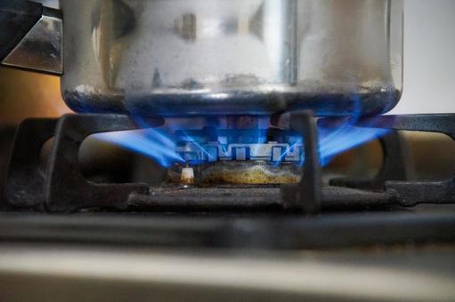 強火のガスコンロと鍋 キッチン,コンロ,調理の写真素材