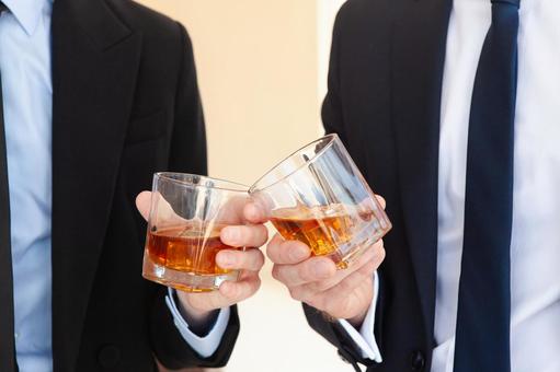 乾杯するスーツ男性の手元 グラス,乾杯,持つの写真素材