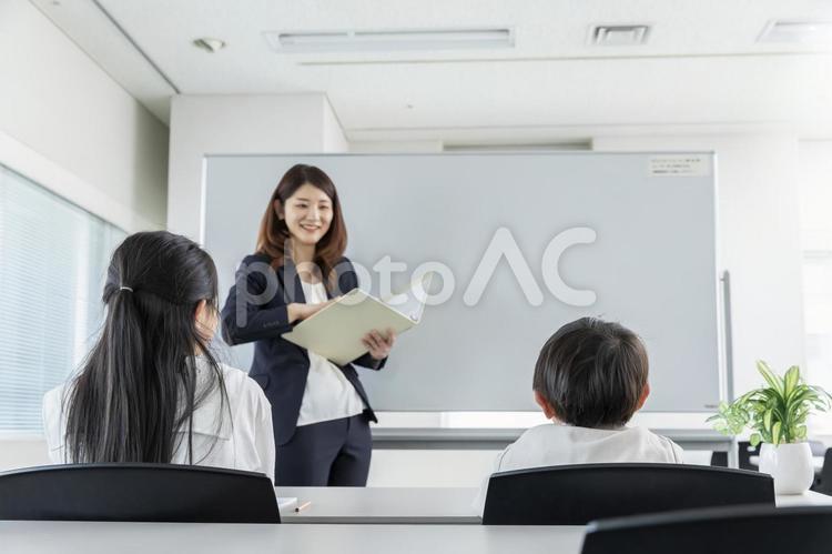 学習塾の講師　cram school 塾,学習塾,習い事の写真素材