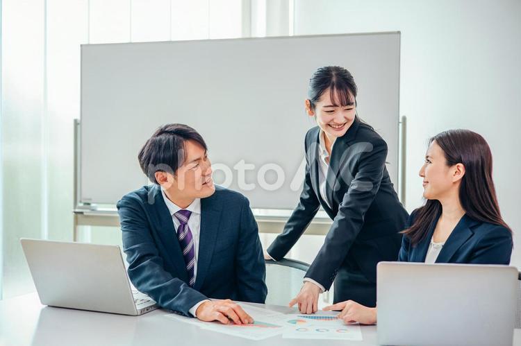 会議で改善点を話すビジネスマン/ウーマン 会議,オフィス,ビジネスの写真素材
