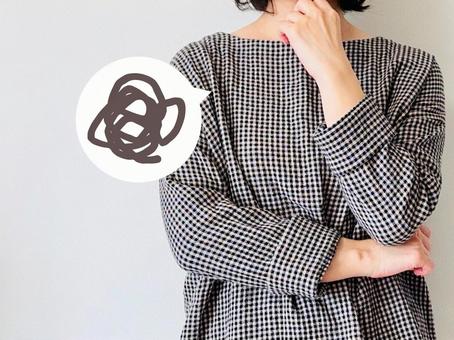 モヤモヤ悩む女性 モヤモヤ悩む女性 女性,悩む,モヤモヤの写真素材