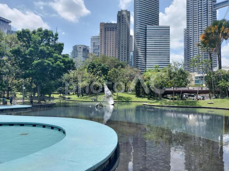 都会の緑とビル群に囲まれた公園の池 klcc,公園,噴水ショーの写真素材