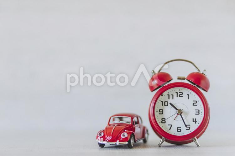 赤い車と時計 車,時間,自動車の写真素材