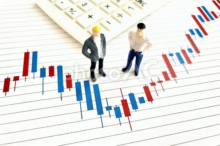 会社の株価について考えるビジネスマン 株価,チャート,お金の写真素材