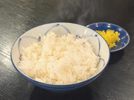 ほっかほか、日本の白ごはんにたくあん ほっかほか、日本の白ごはんにたくあん たきたて,白ごはん,白米の写真素材