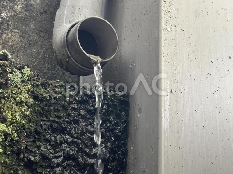 雨水を排水管から流しているイメージ 排水管,配水管,水道管の写真素材