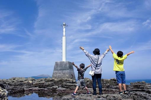 <素材>青空を眺める家族旅行中の親子 <素材>青空を眺める家族旅行中の親子の写真