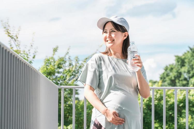 運動・ウォーキング中に水分補給する妊婦 妊婦,運動,水分補給の写真素材