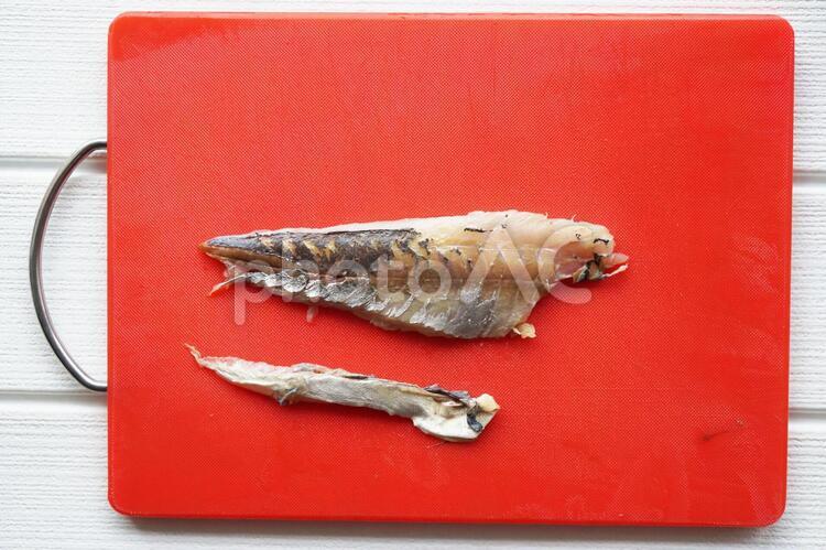 アジの皮をひく アジ,鯵,青魚の写真素材